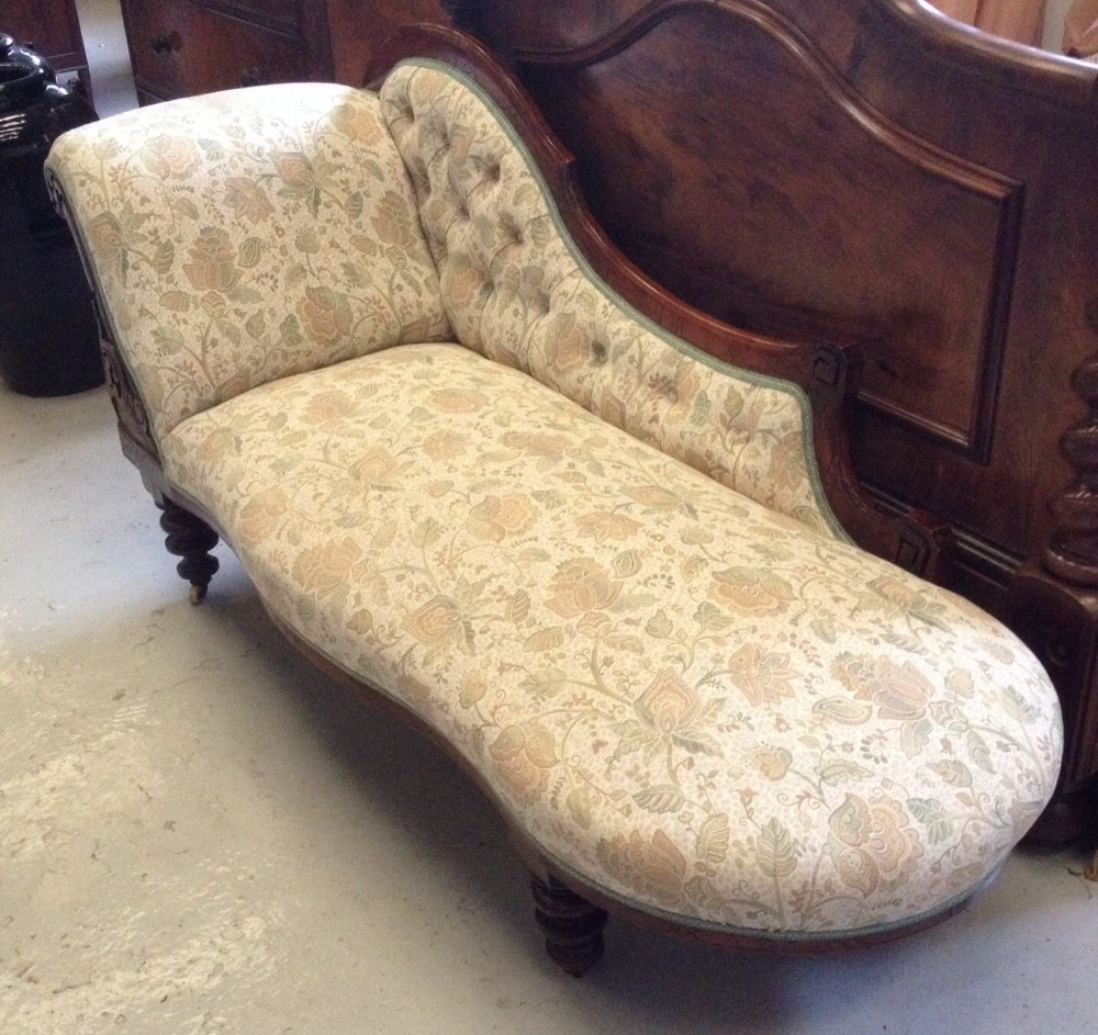 Antique Victorian walnut chaise longue on turned legs