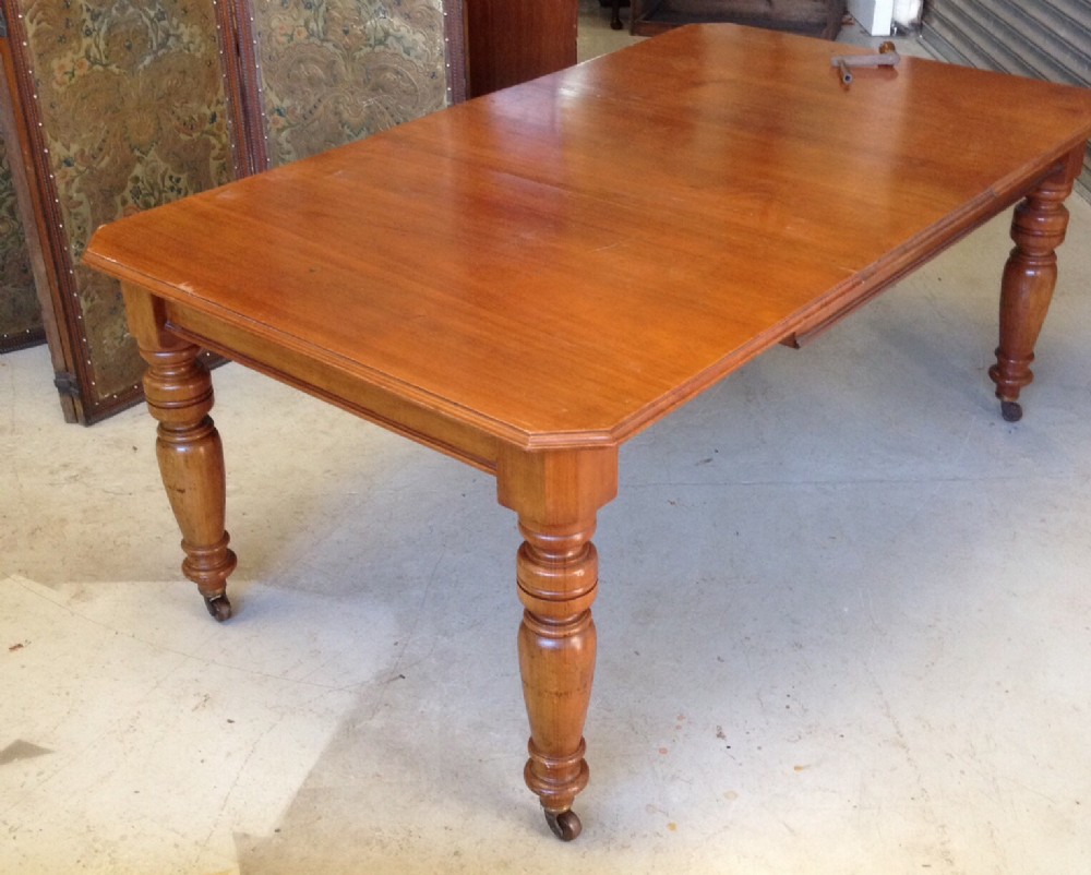 Victorian wind out 6 to 8 seater walnut dining table on turned legs in original condition 