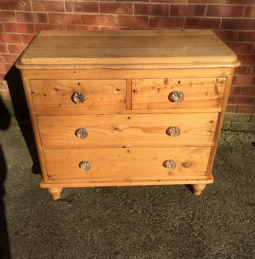 Small Victorian pine chest of drawers 