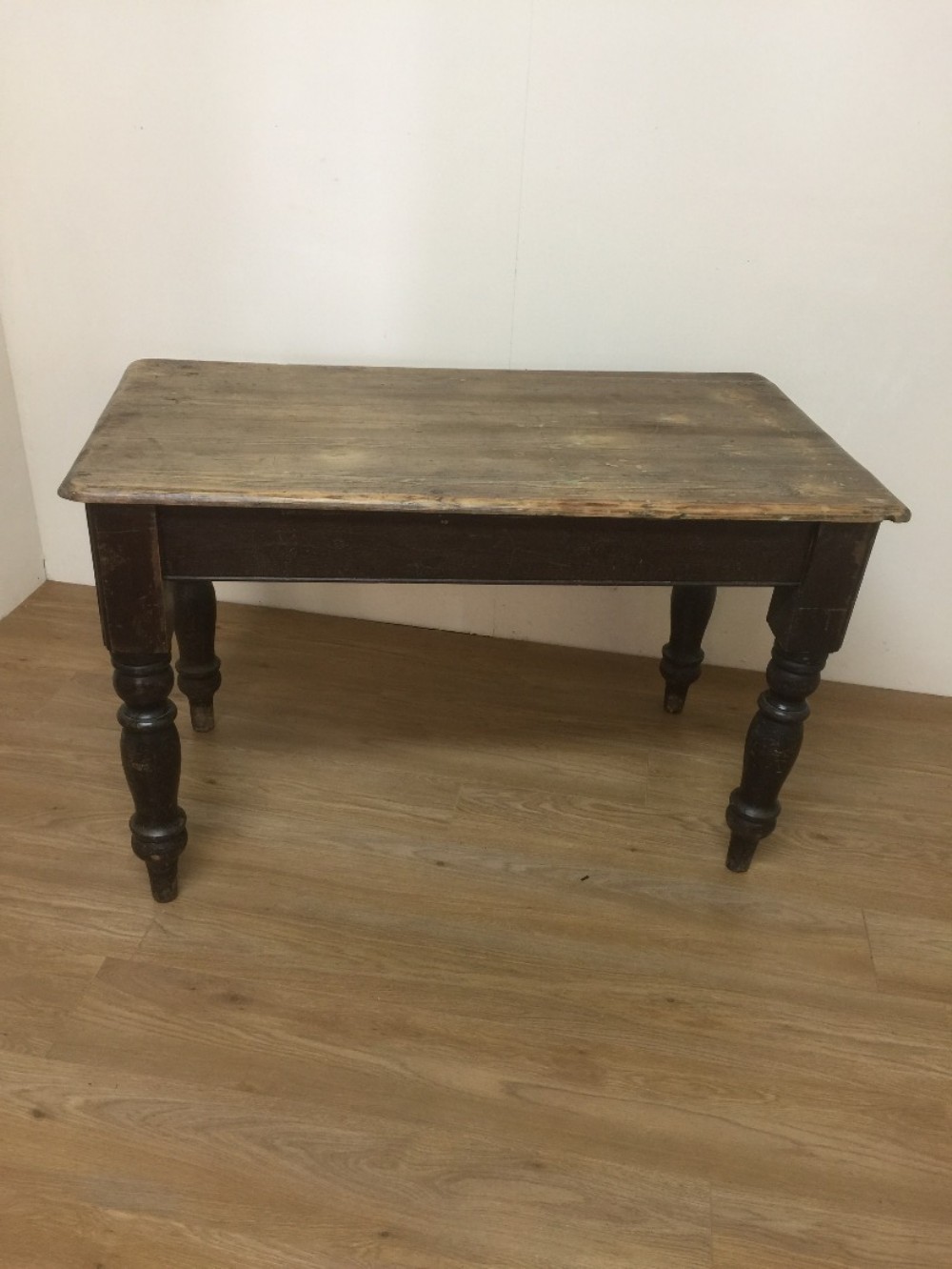 Victorian pine farmhouse table on turned legs single drawer