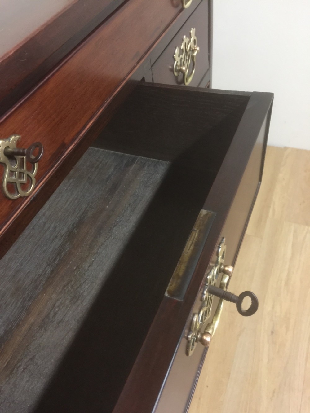 Late Georgian Mahogany chest of drawers with fitted dressing drawer View X