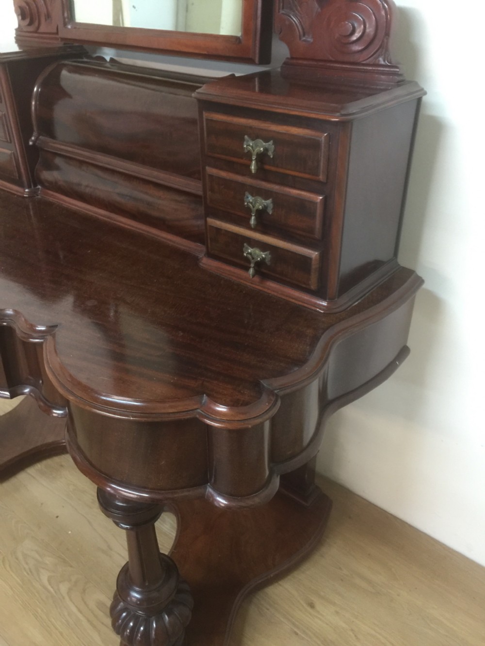 Victorian mahogany duchesse dressing table View VI
