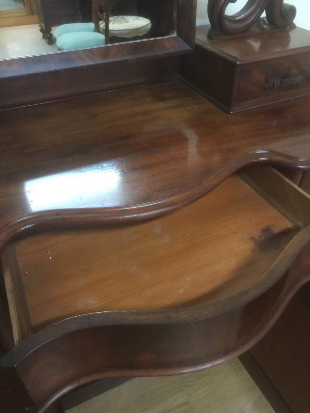 Victorian Flame Mahogany duchesse dressing chest View VIII