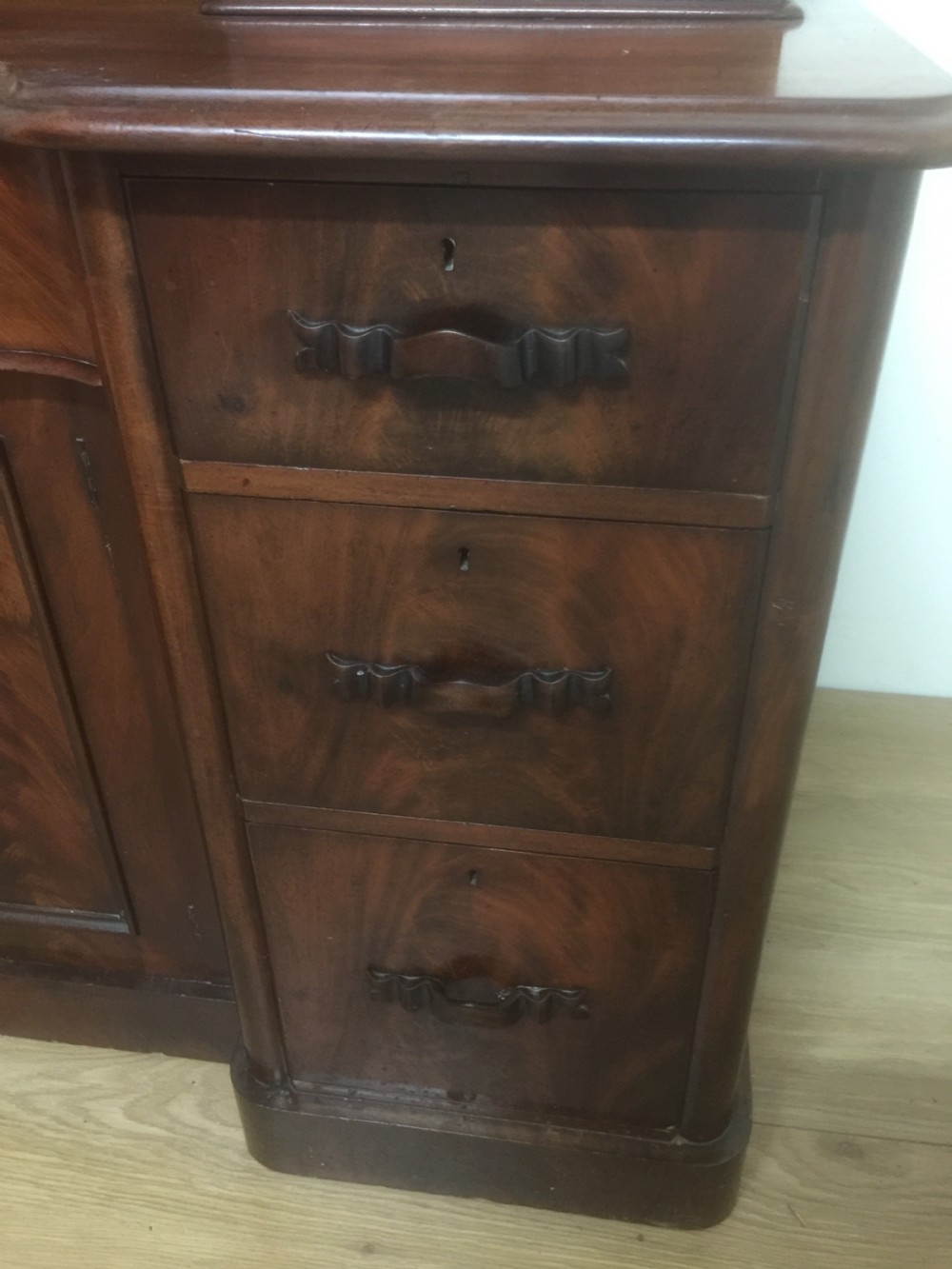 Victorian Flame Mahogany duchesse dressing chest View XIV