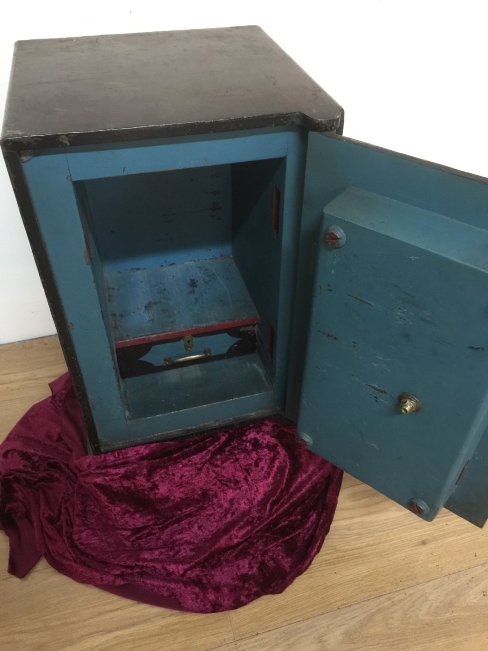 Edwardian Withers and Co safe with full set of keys  View II