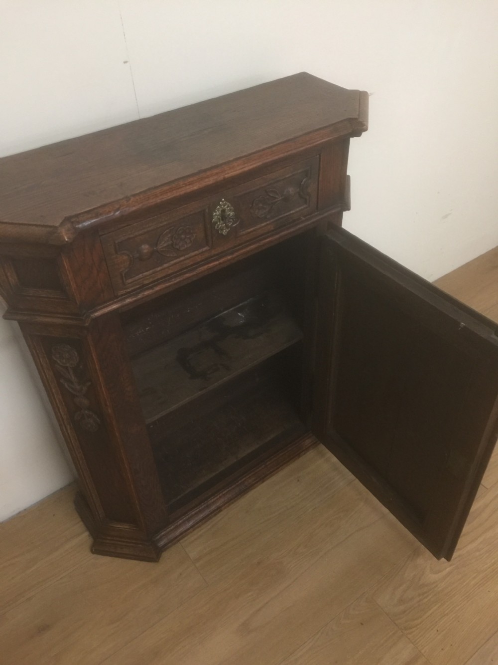 Nineteenth century carved oak cabinet  View VIII