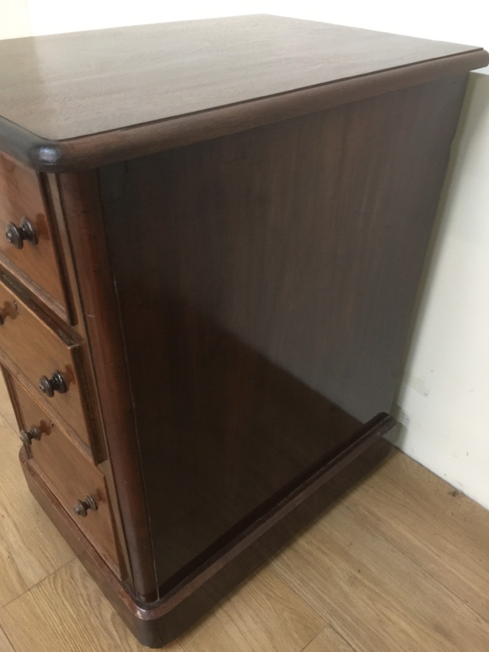 Nineteenth century three drawer chest in Mahogany  View IV