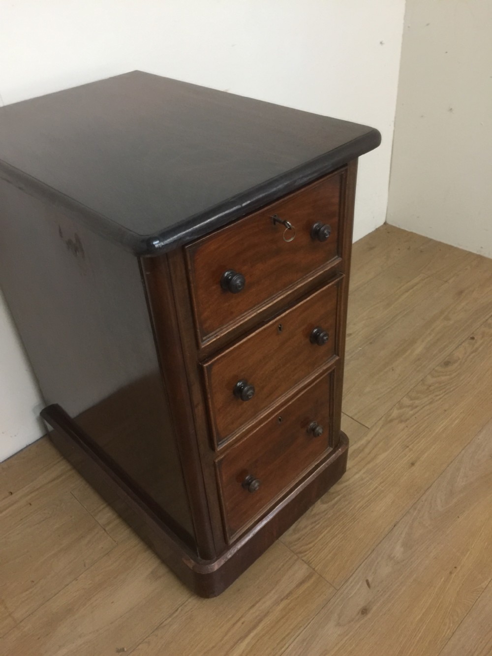 Nineteenth century three drawer chest in Mahogany  View VI