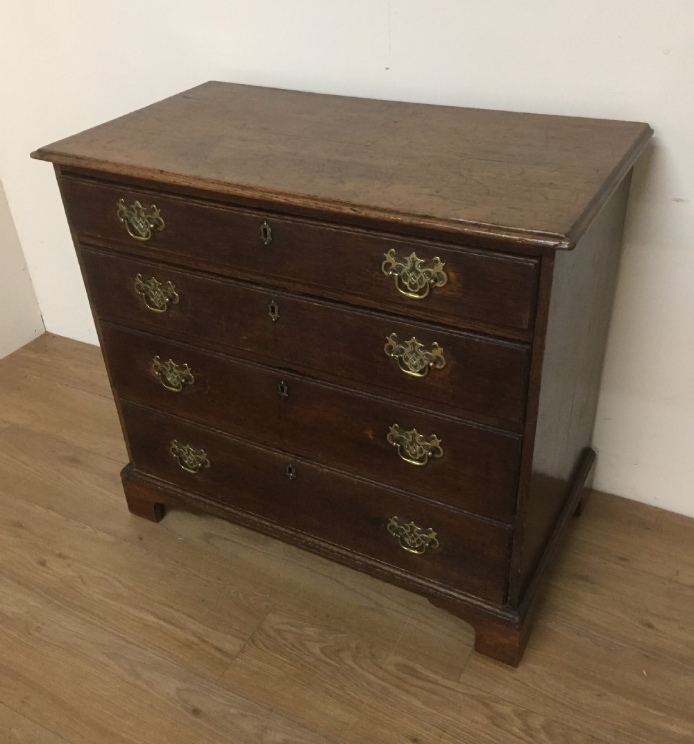 Small Georgian oak chest of drawers on bracket feet 