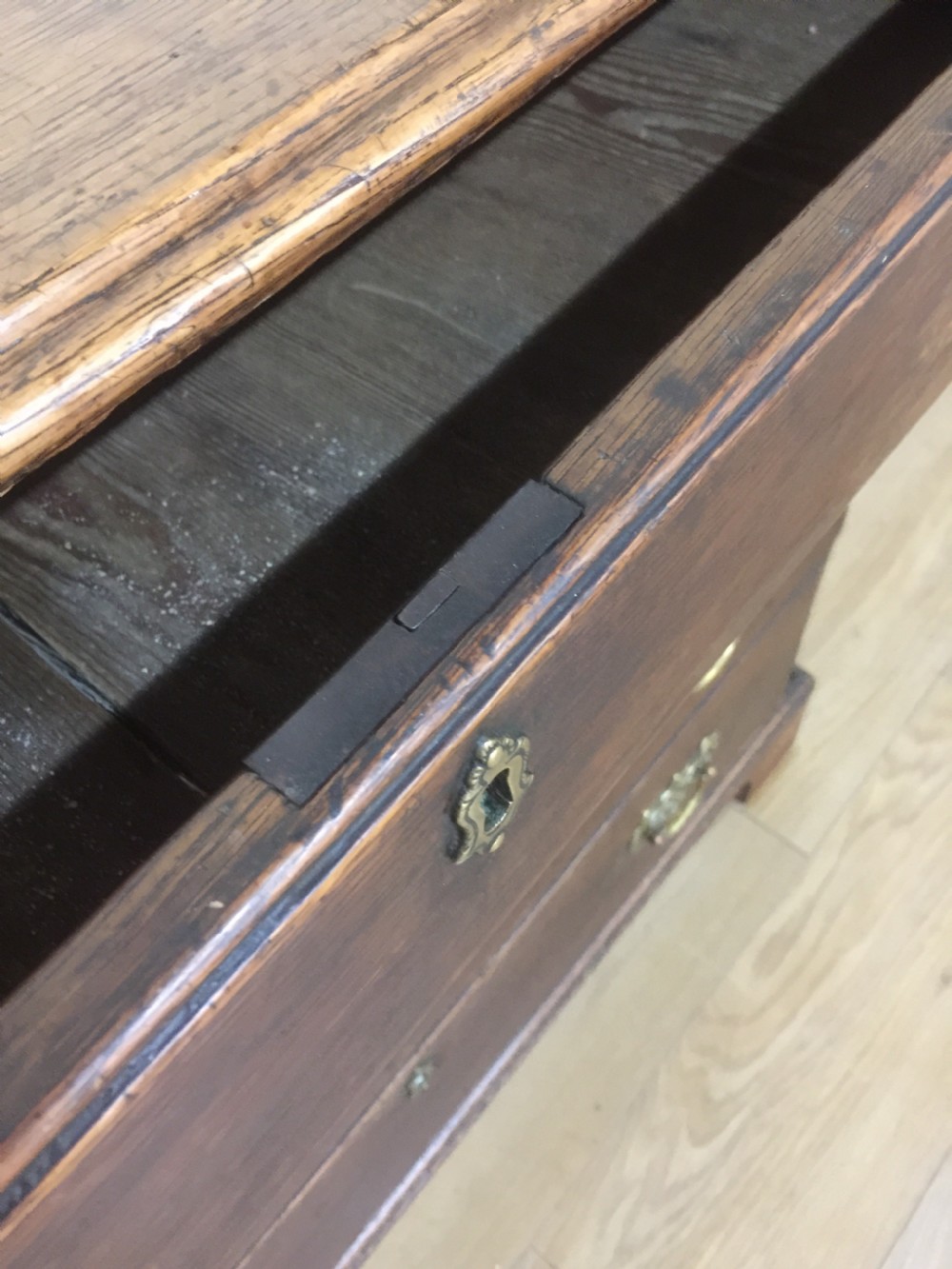 Small Georgian oak chest of drawers on bracket feet  View VI