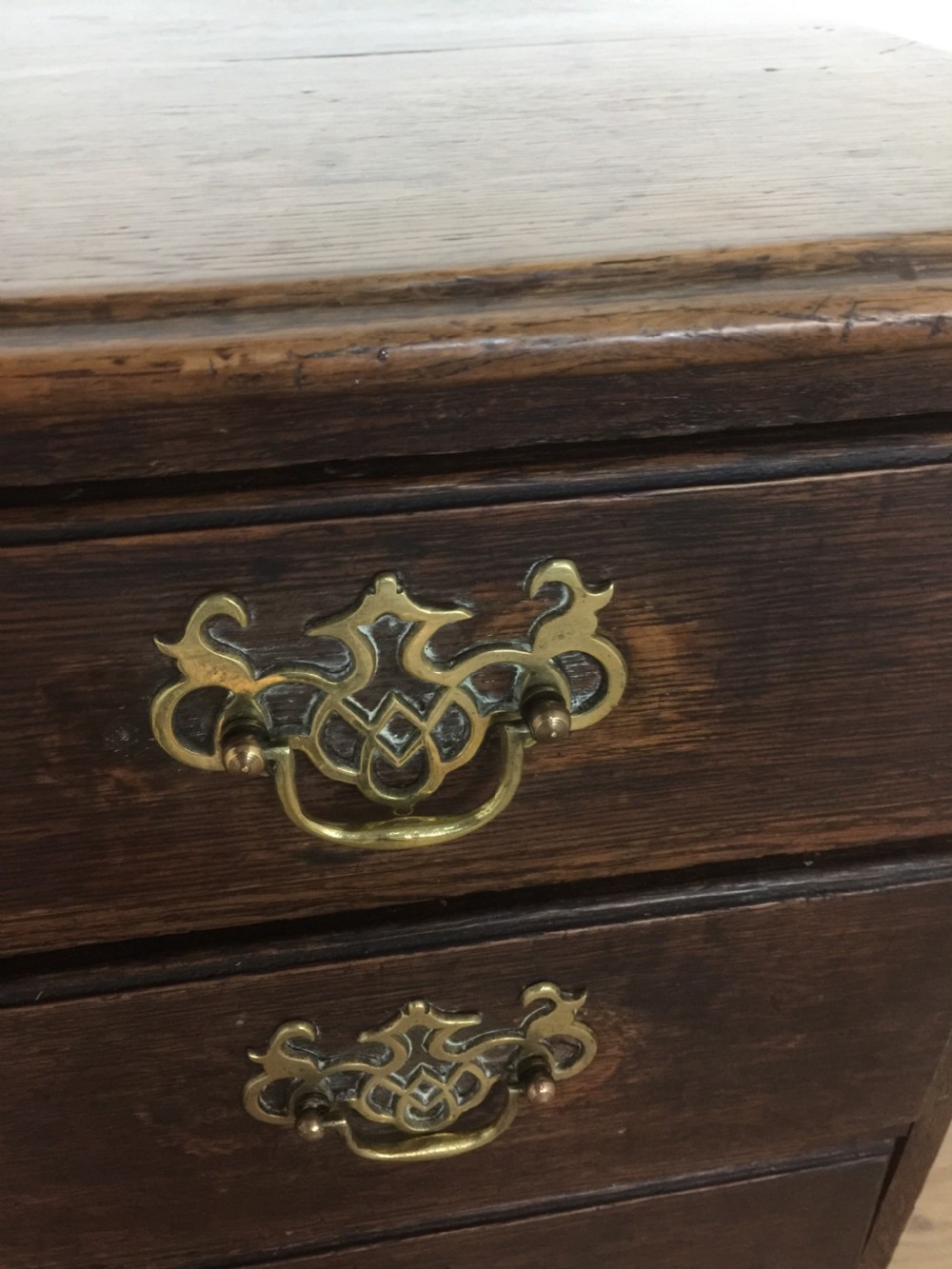 Small Georgian oak chest of drawers on bracket feet  View X