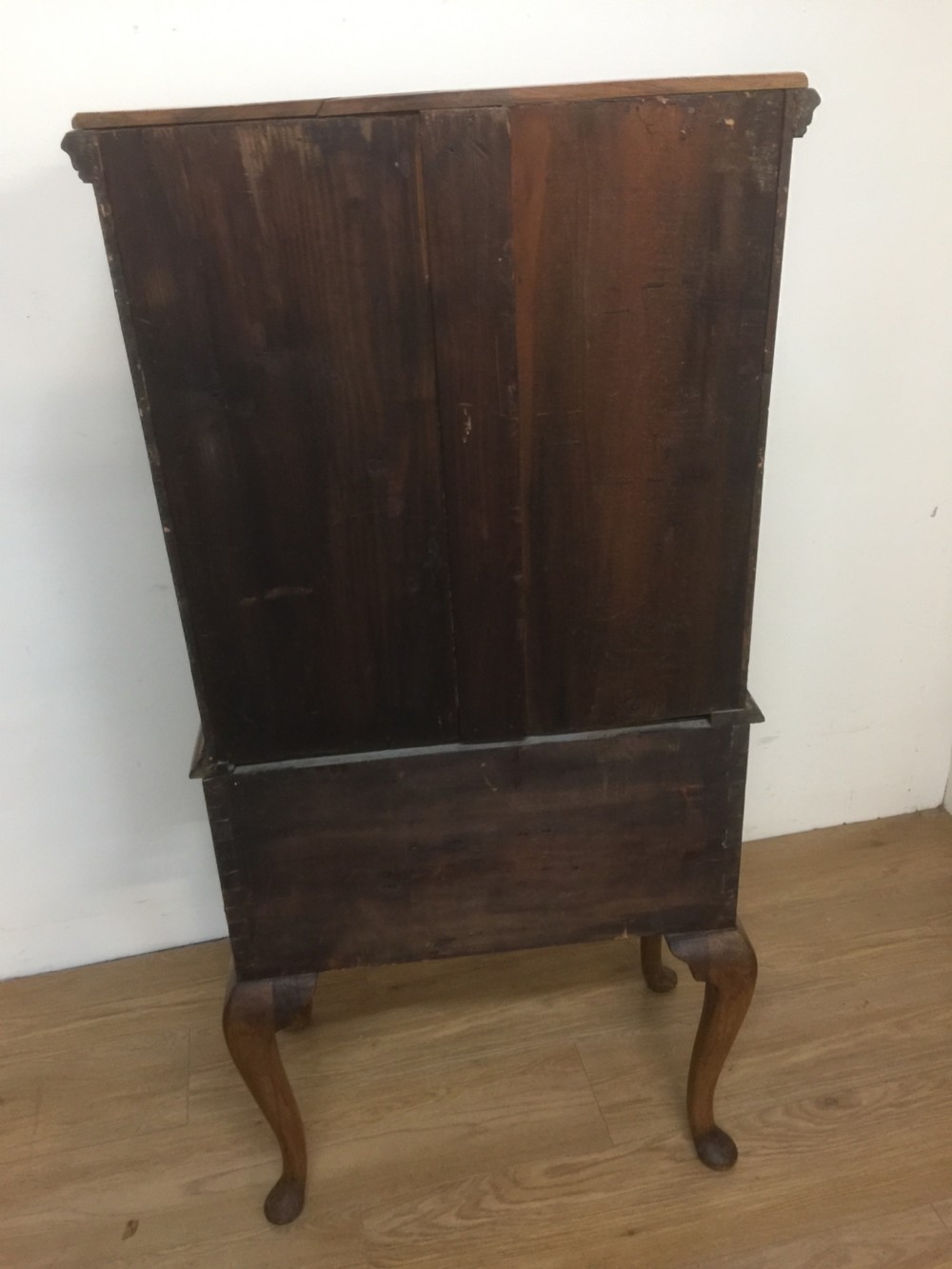 Walnut crossbanded Georgian style cabinet circa 1920 View XII