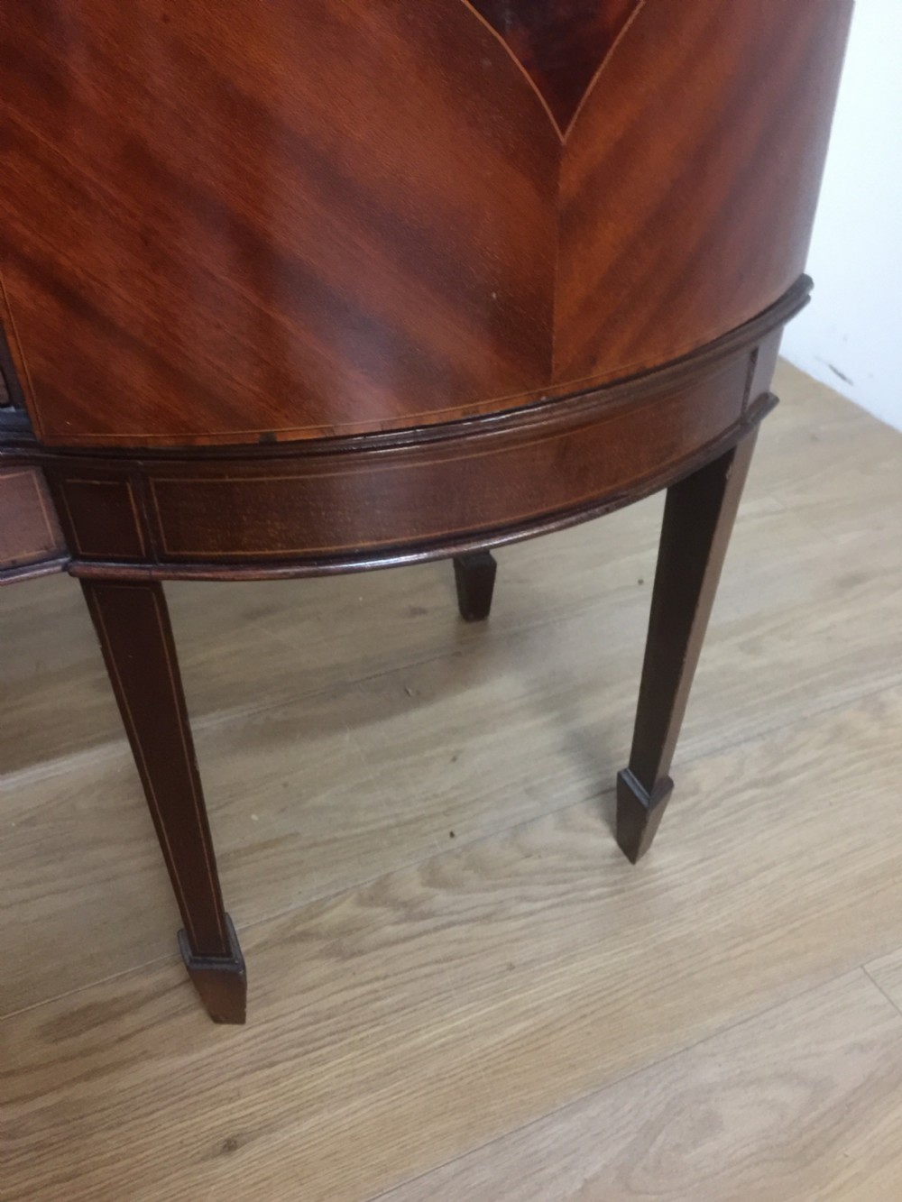 Inlaid mahogany display cabinet on tapered legs  circa 1910 View III