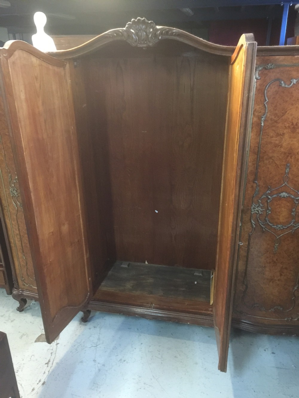 Four door burr walnut wardrobe with gilded carving circa 1920 View XI