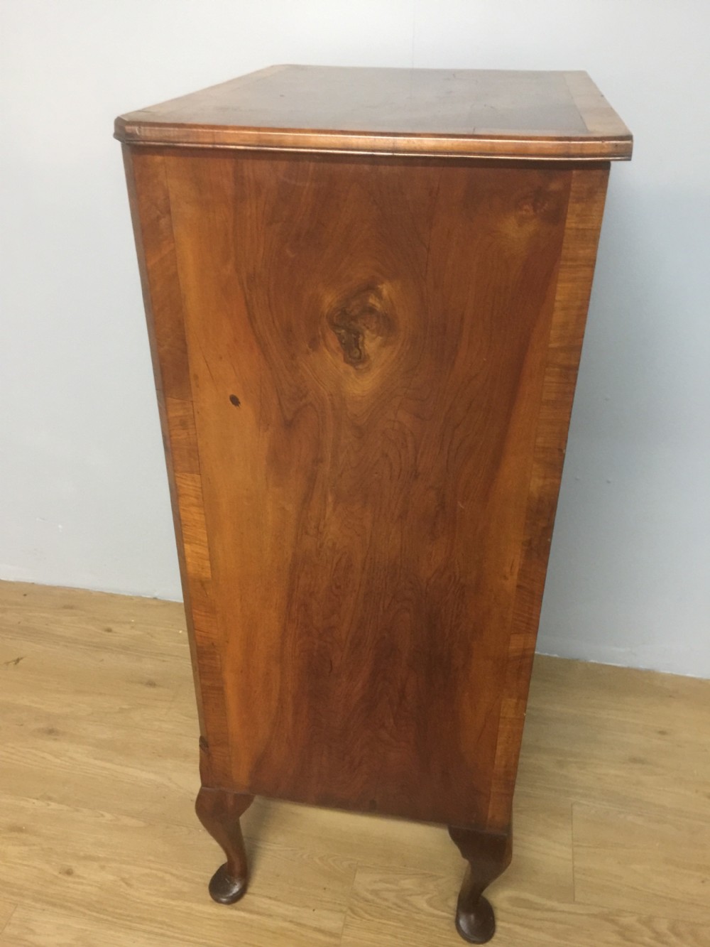 Walnut crossbanded five height chest of drawers circa 1910 View XI