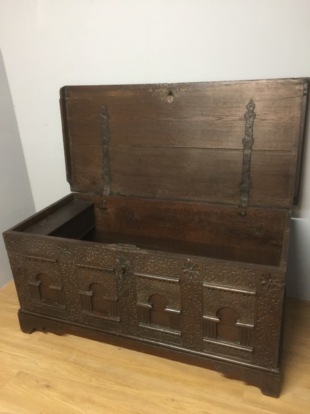Large country House carved oak coffer late 17th century View VIII