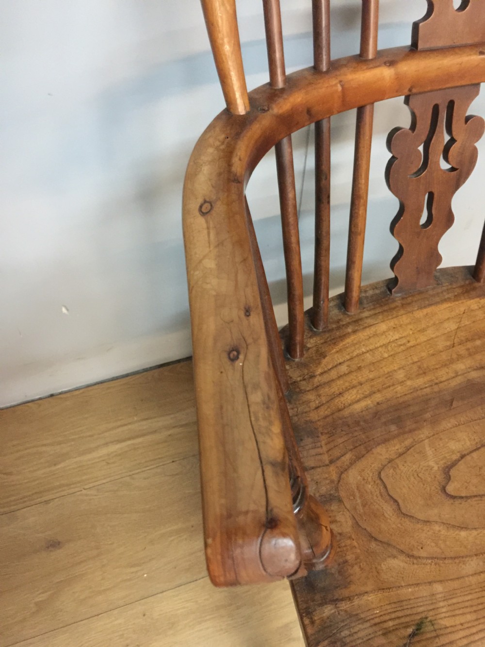 Eighteenth century yew Windsor chair View VII
