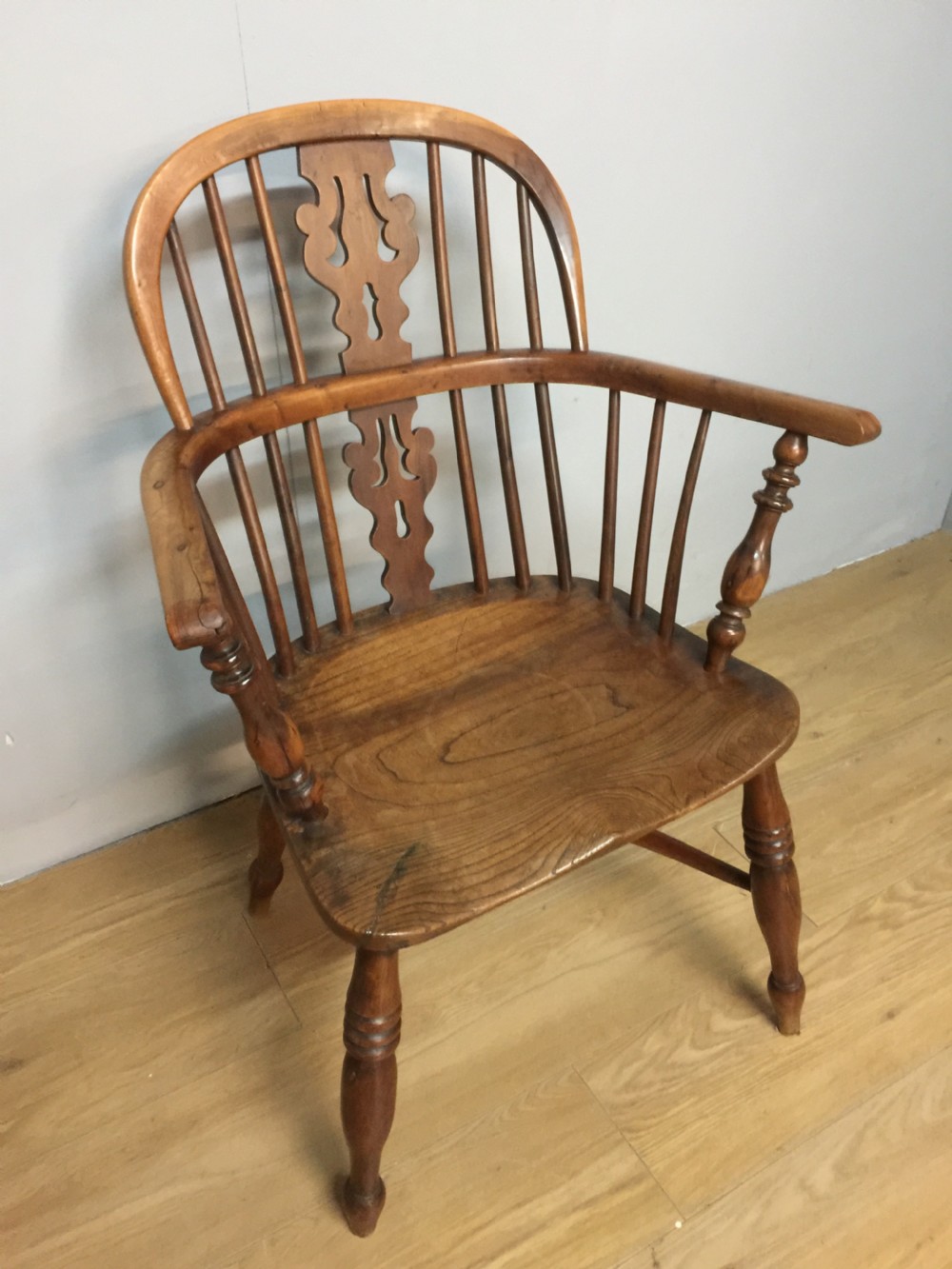 Eighteenth century yew Windsor chair View IX