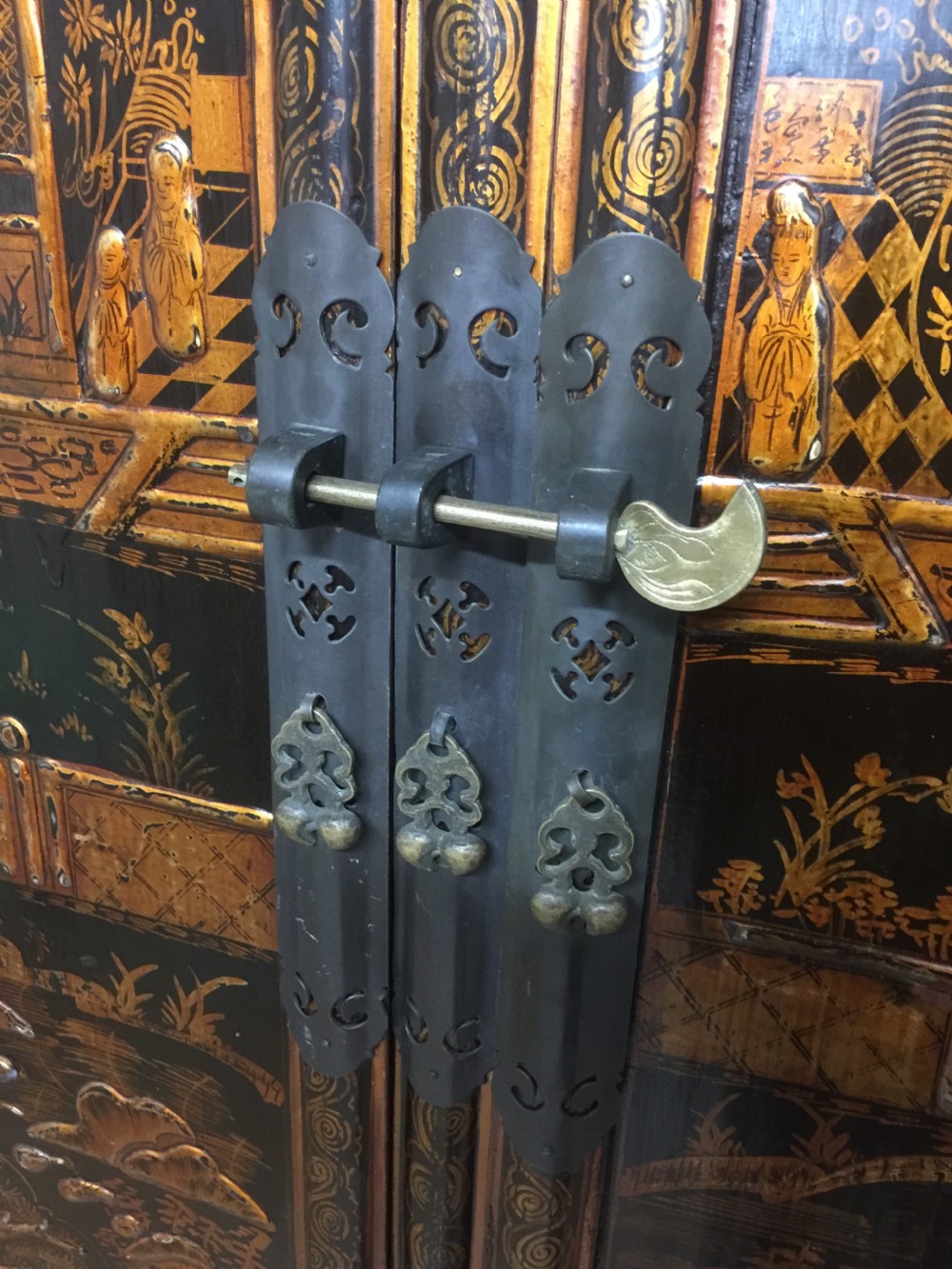 Chinese black lacquer and gilded wedding cabinet circa 1920 View IV