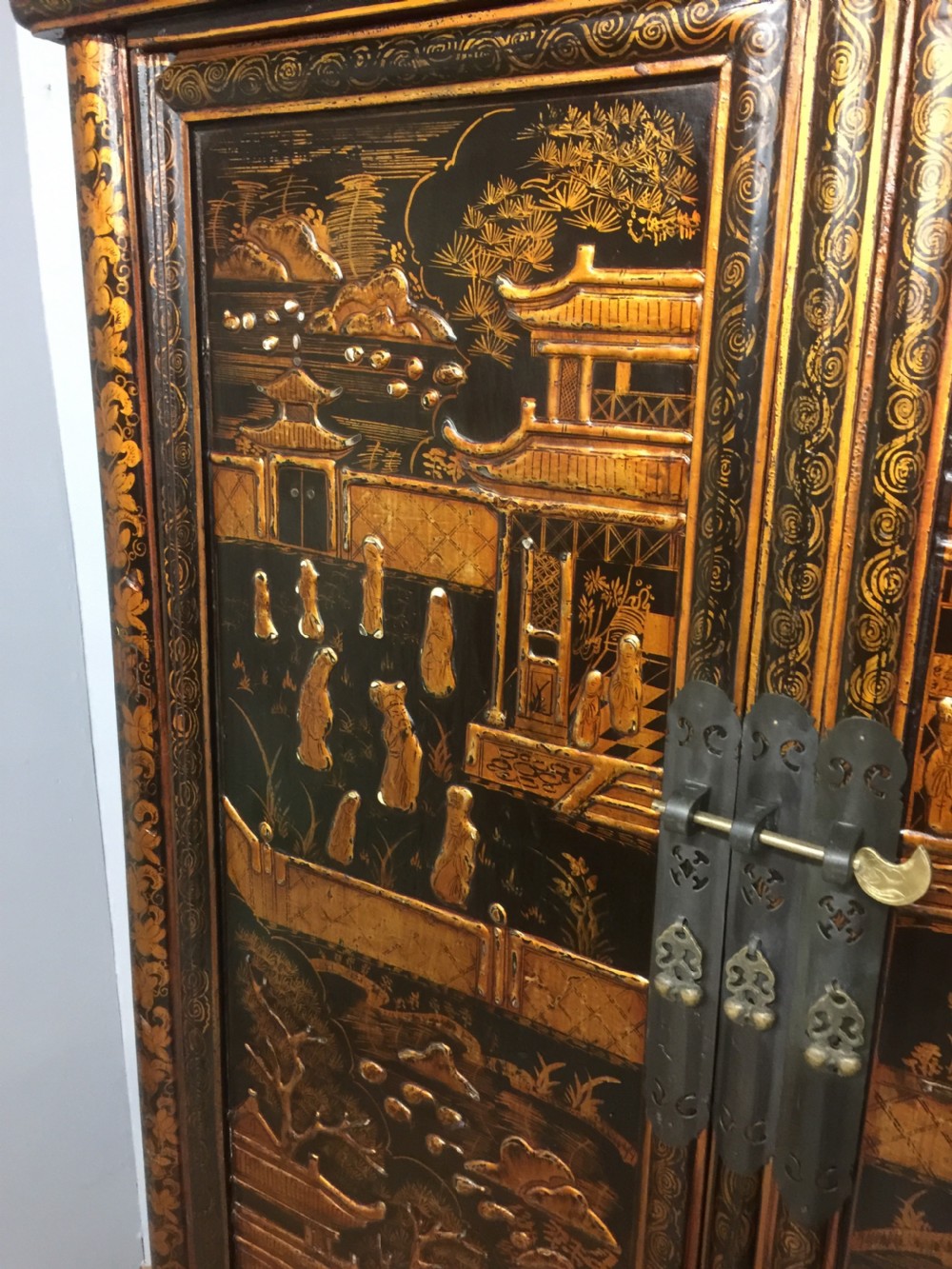Chinese black lacquer and gilded wedding cabinet circa 1920 View VII