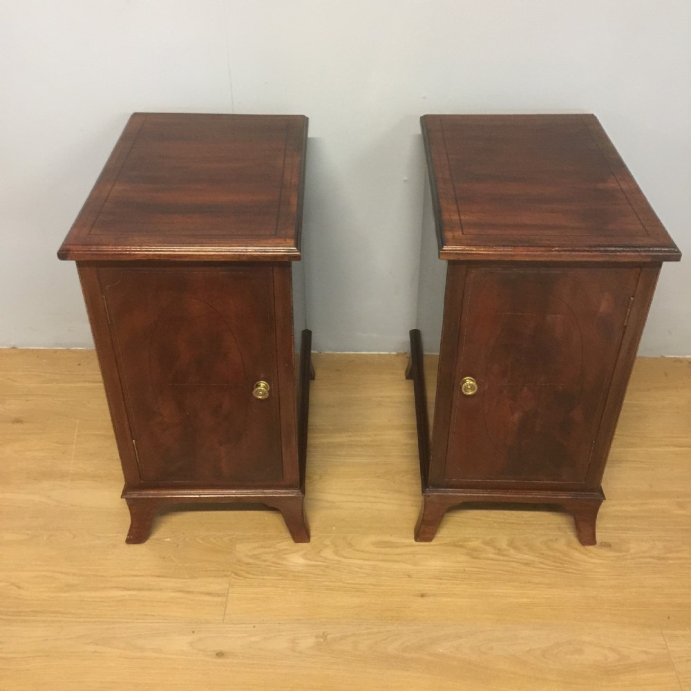 Pair of Edwardian inlaid mahogany bedside cabinets on splayed feet