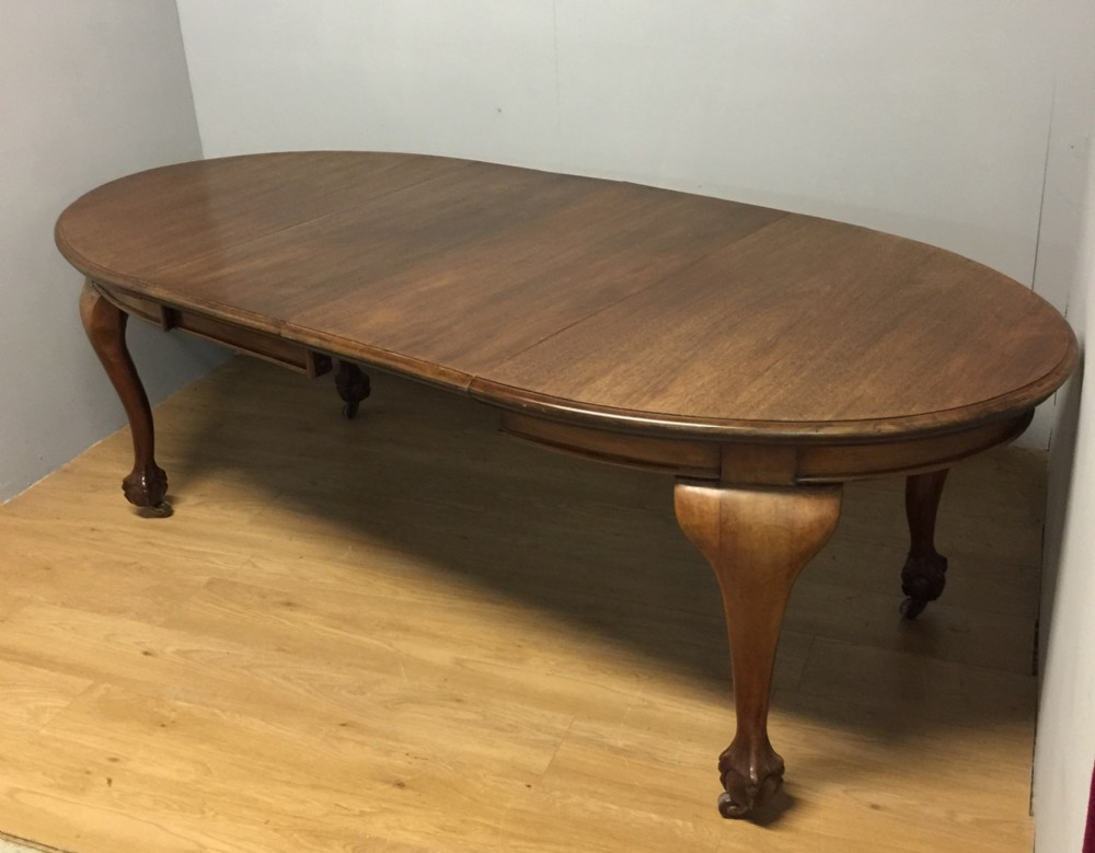 Solid mahogany Queen Anne style eight seater extending dining table 