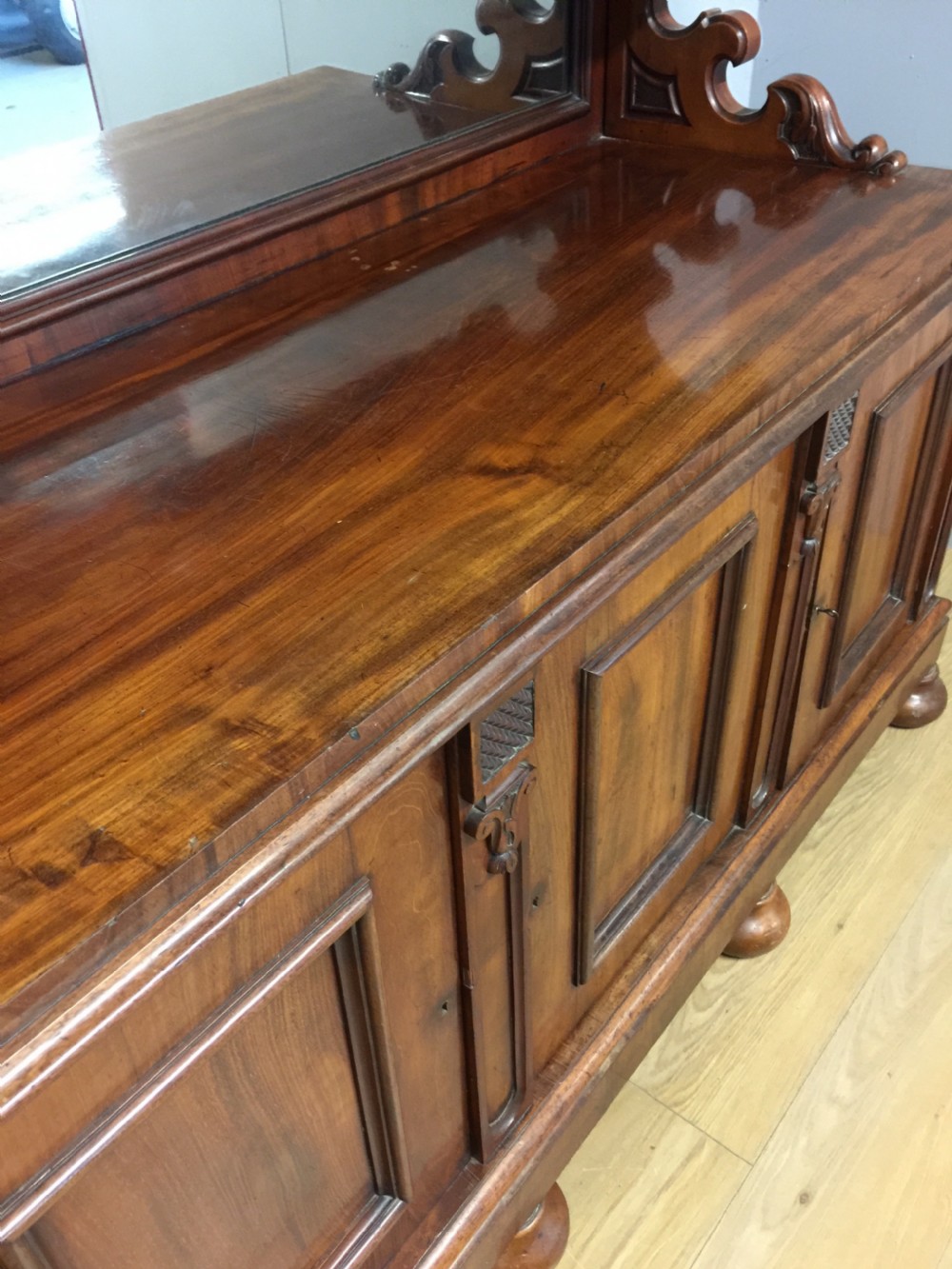Superb quality nineteenth Century flame mahogany buffet sideboard  View XII