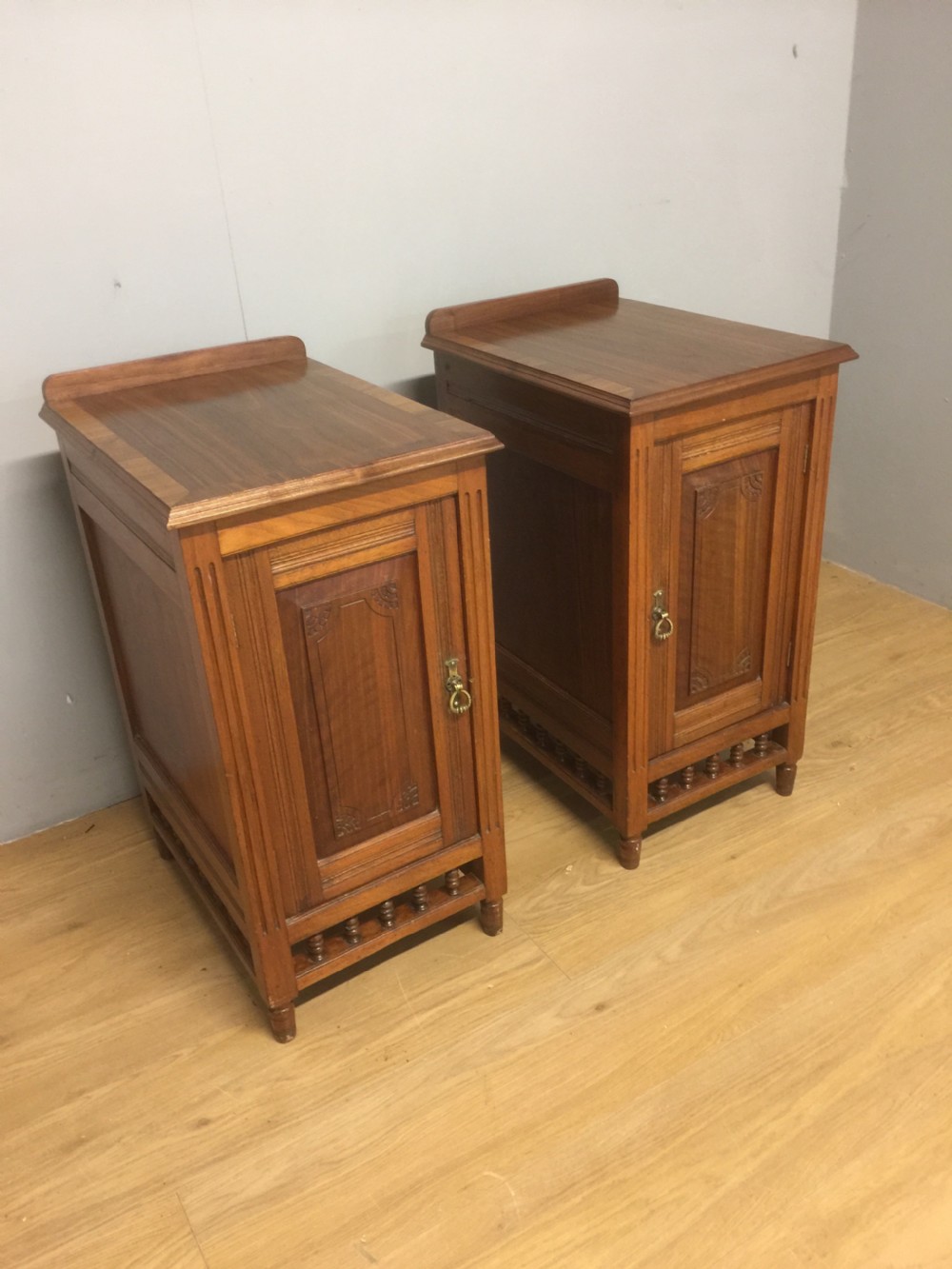 Edwardian pair of walnut bedside cabinets 