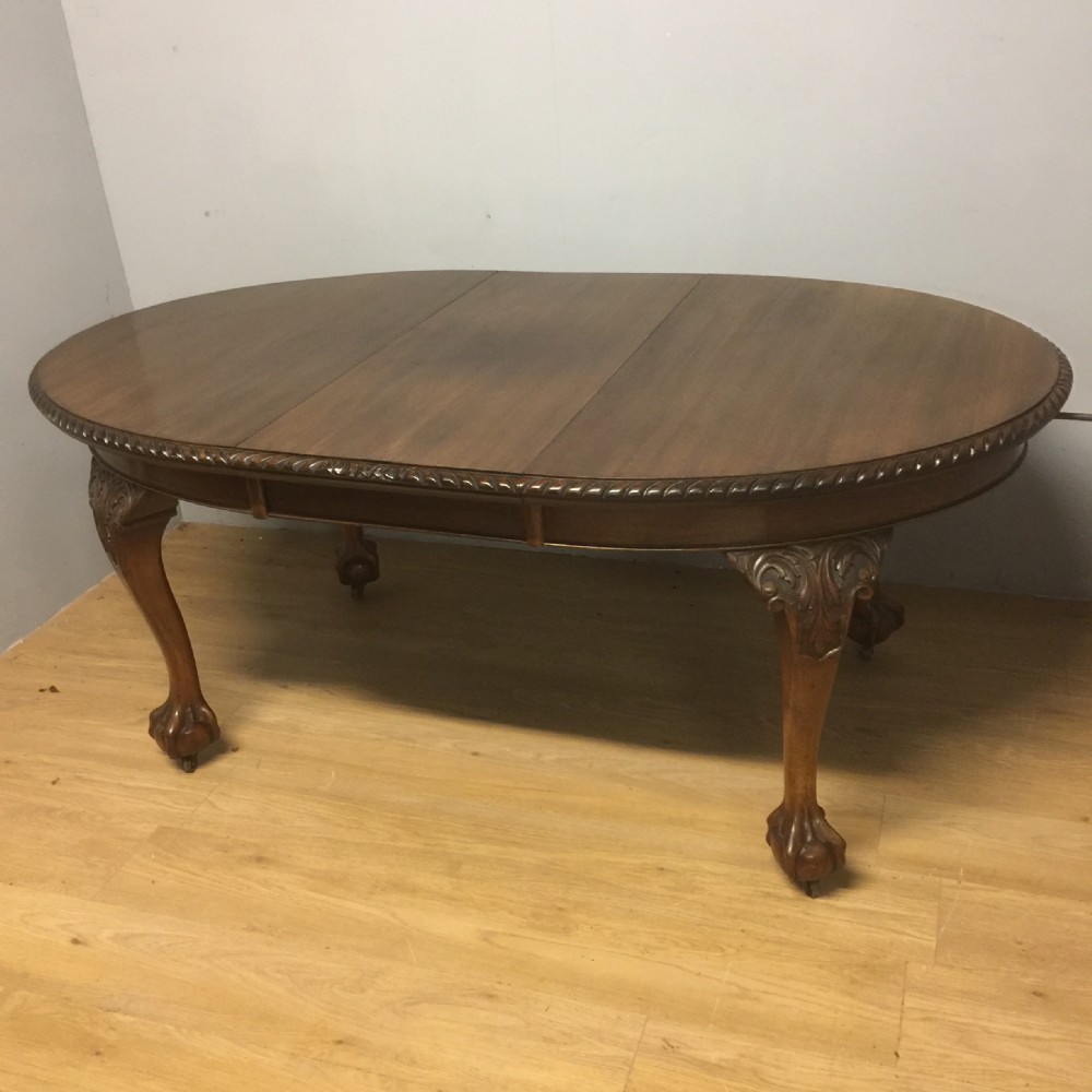Nineteenth century Queen Anne style mahogany wind out dining table 