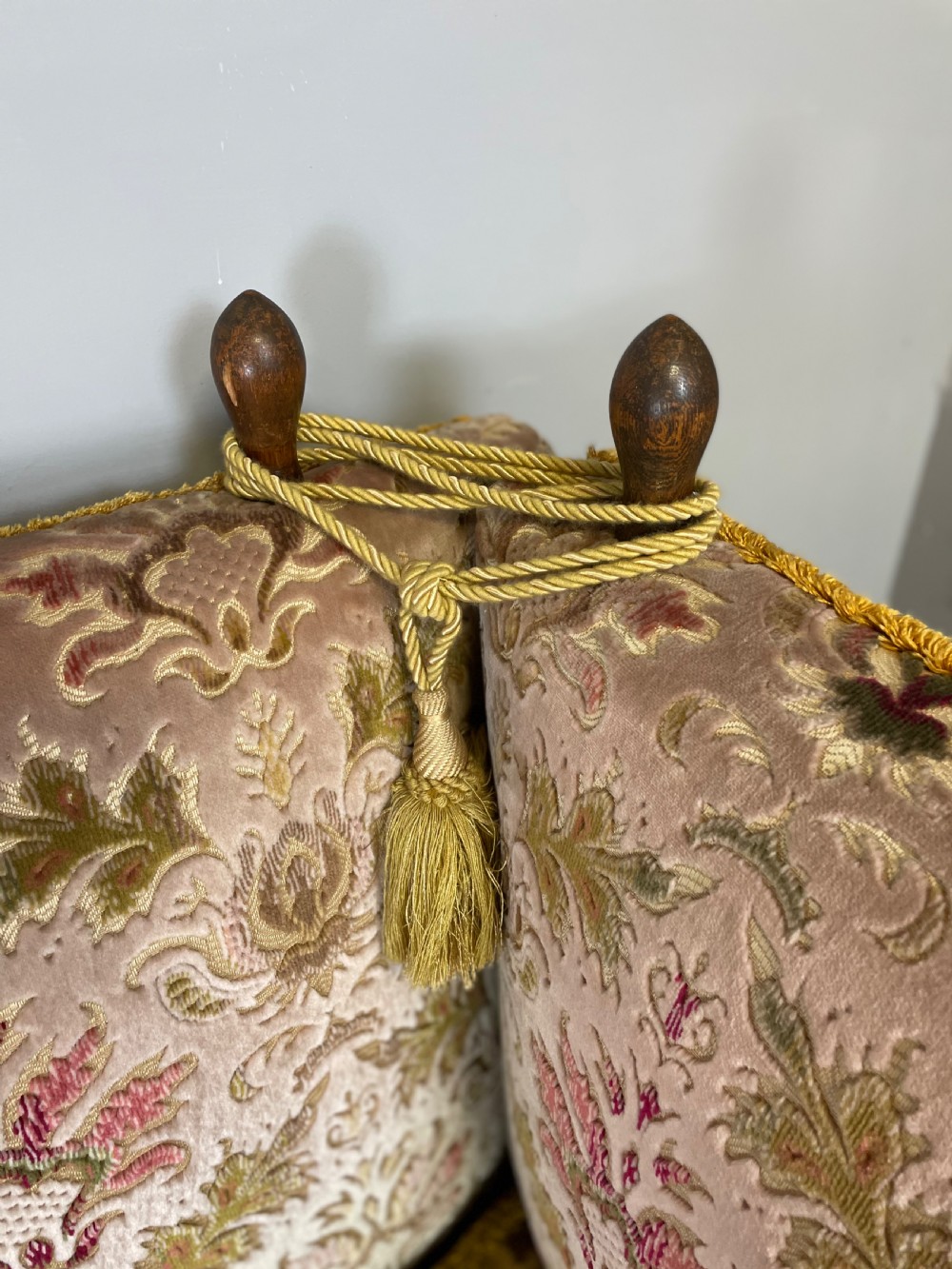 Country house Knole sofa circa 1920 View II