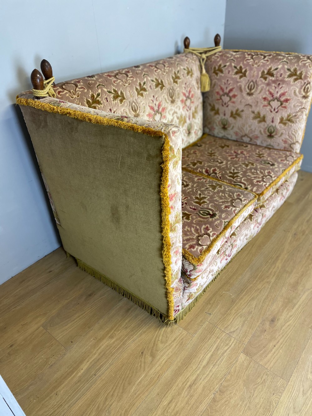Country house Knole sofa circa 1920 View IV