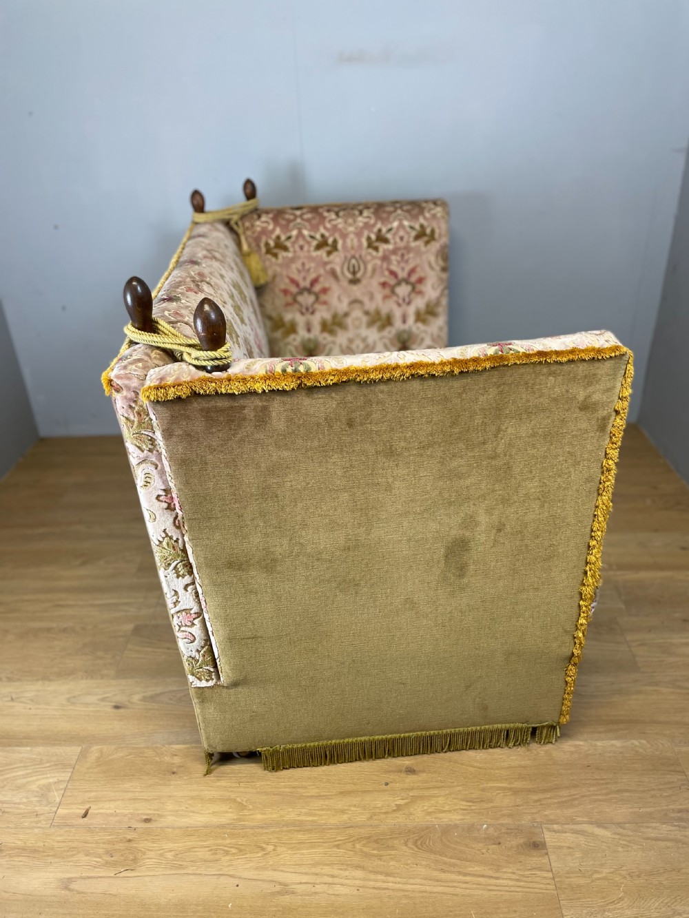 Country house Knole sofa circa 1920 View VI