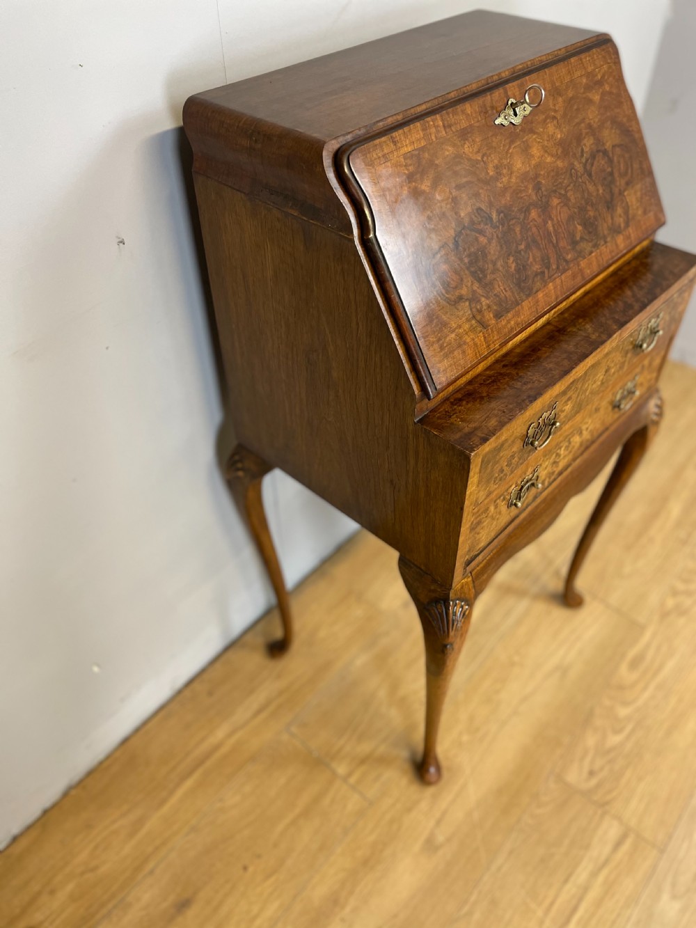 Small Queen Anne style walnut bureau c 1920 View XI