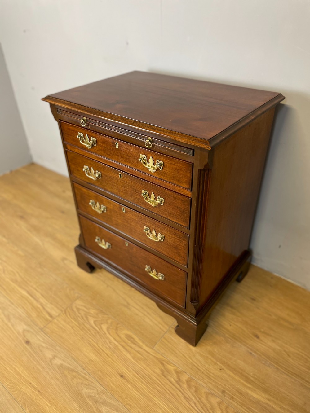 Nineteenth century small mahogany bachelors chest View III
