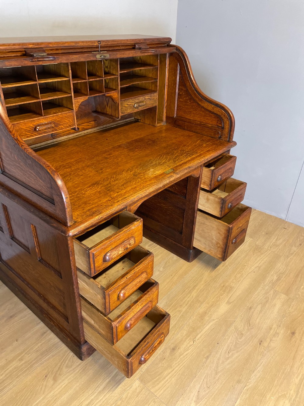 Solid oak roll top desk circa 1900 View VIII