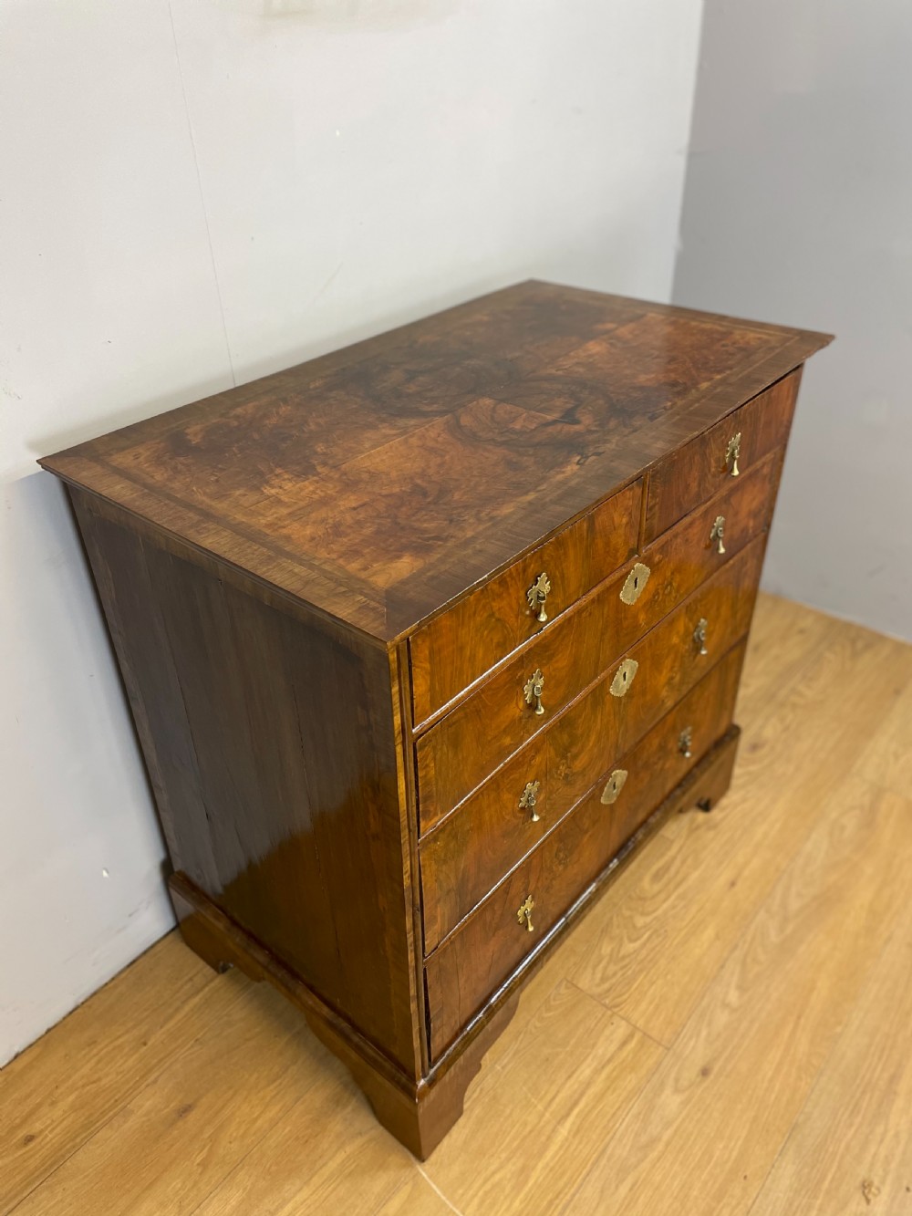 Early 18th century walnut chest of drawers l View II