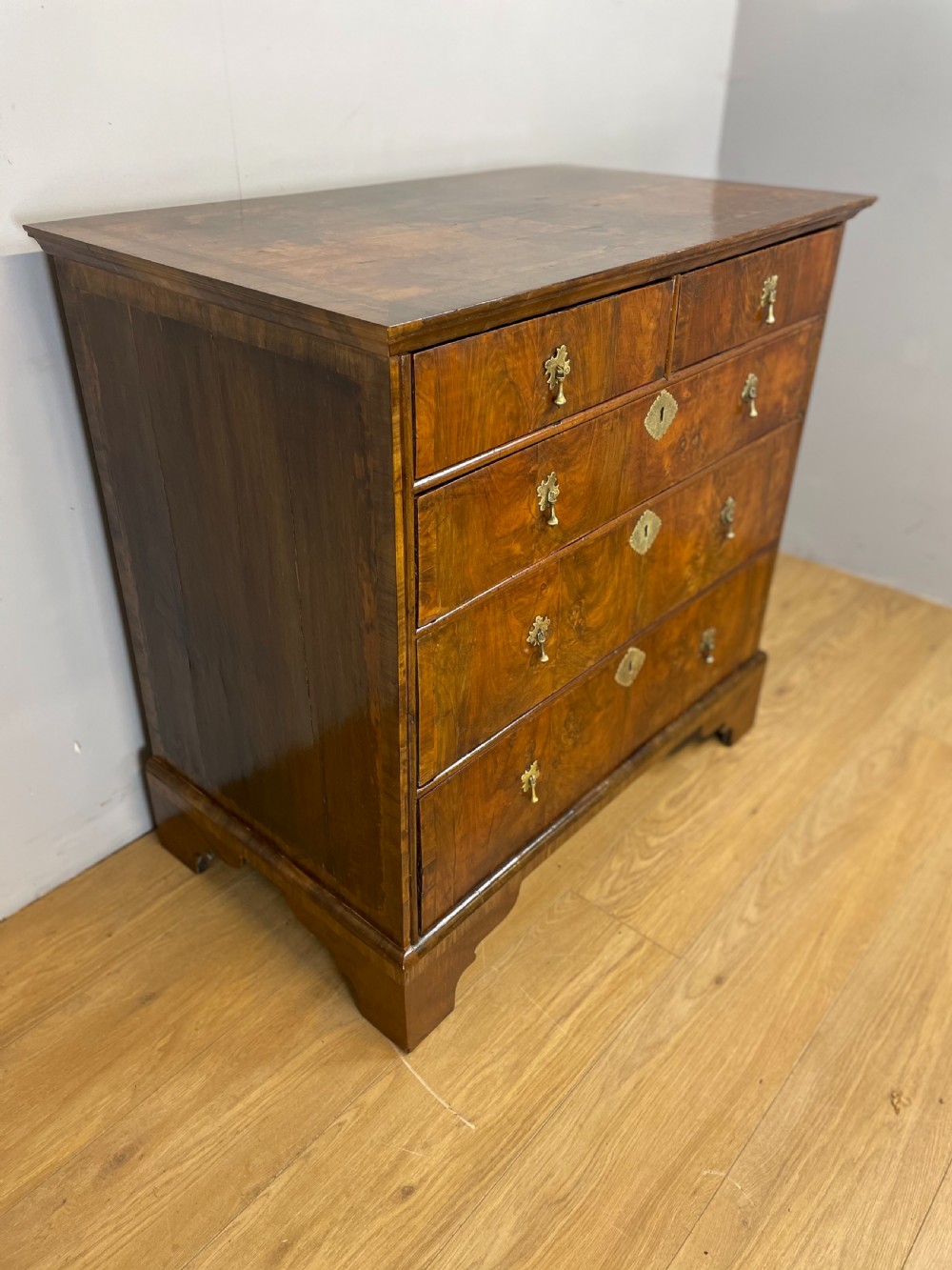 Early 18th century walnut chest of drawers l View III