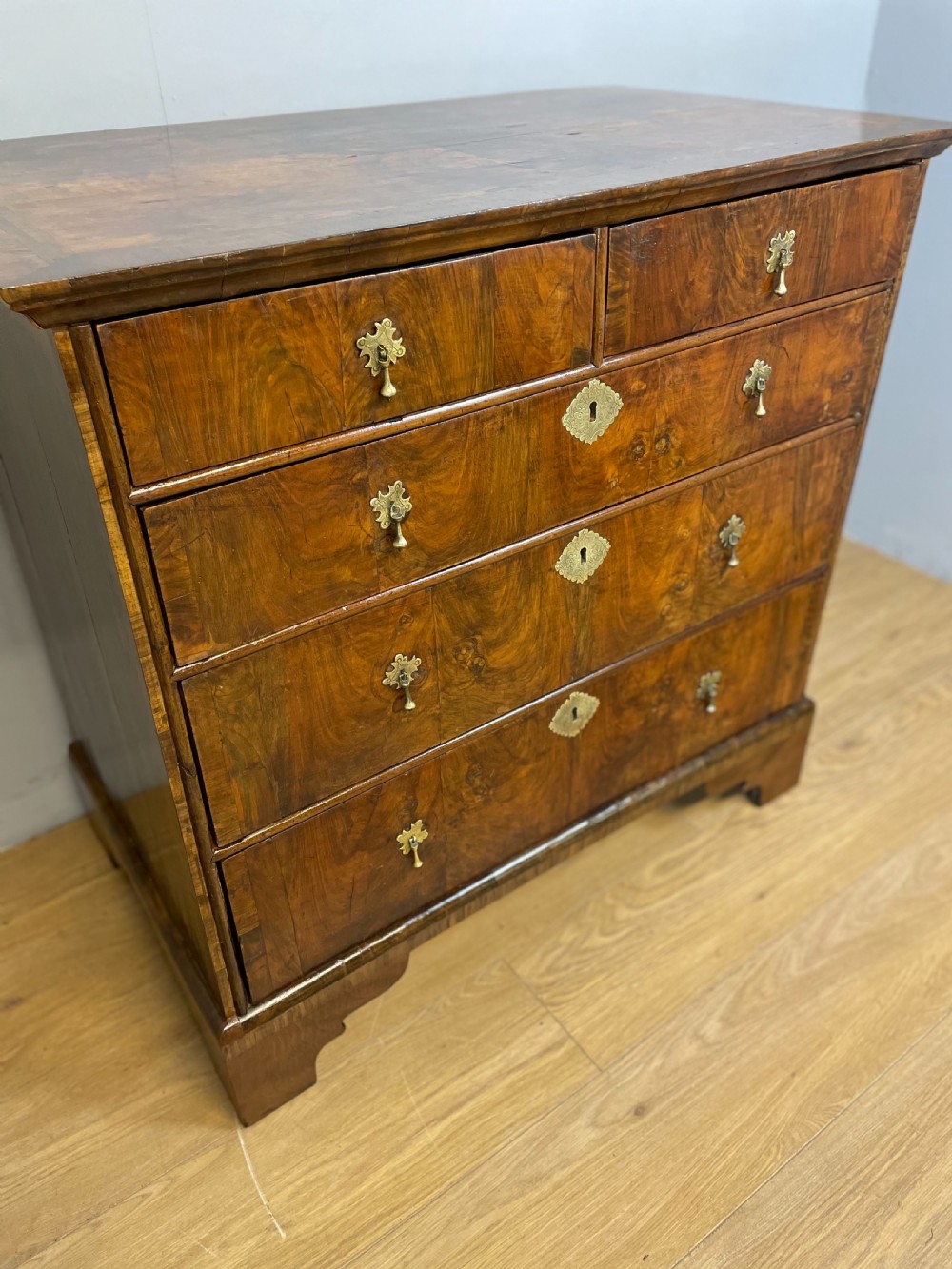 Early 18th century walnut chest of drawers l View IV