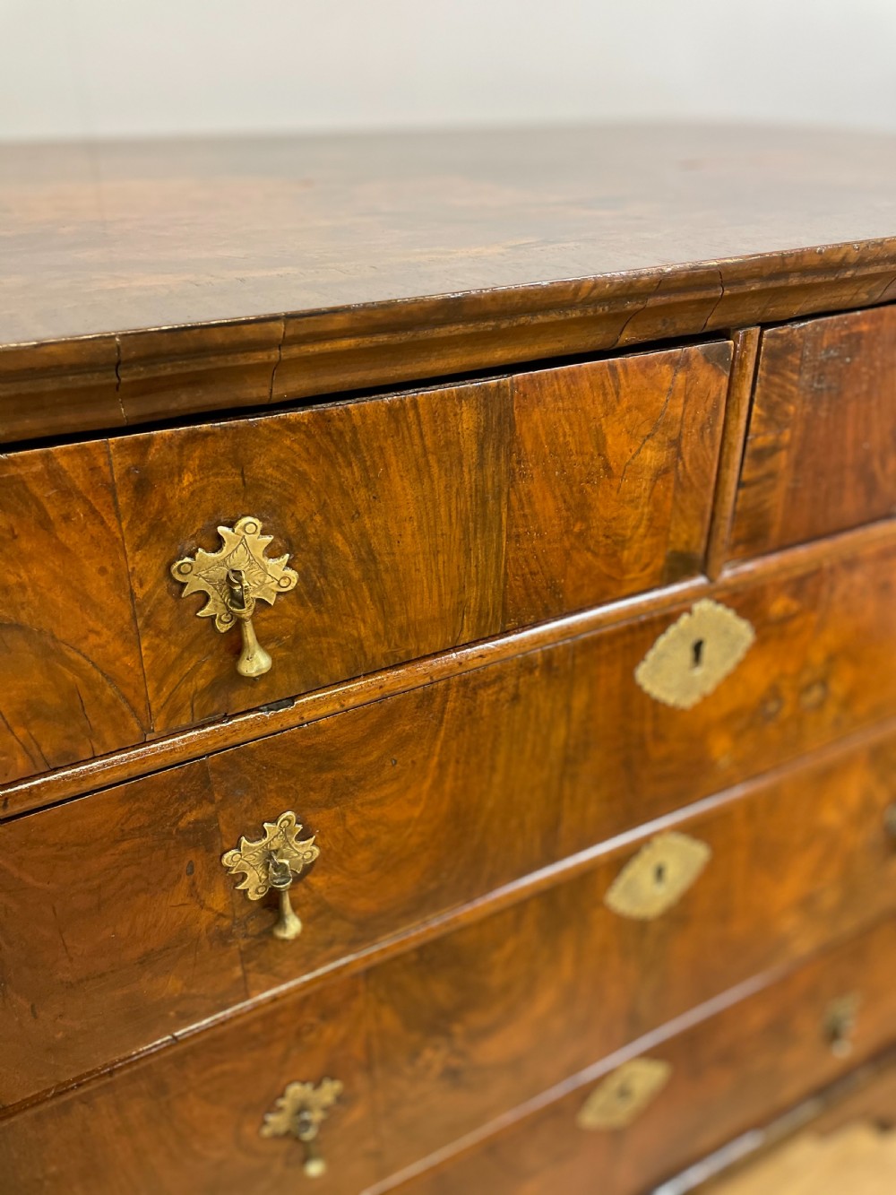 Early 18th century walnut chest of drawers l View VII