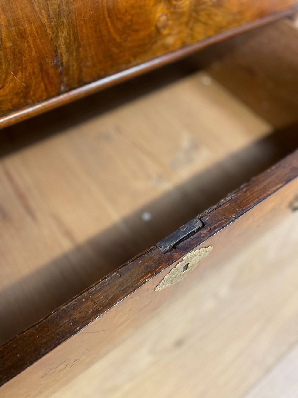 Early 18th century walnut chest of drawers l View XI