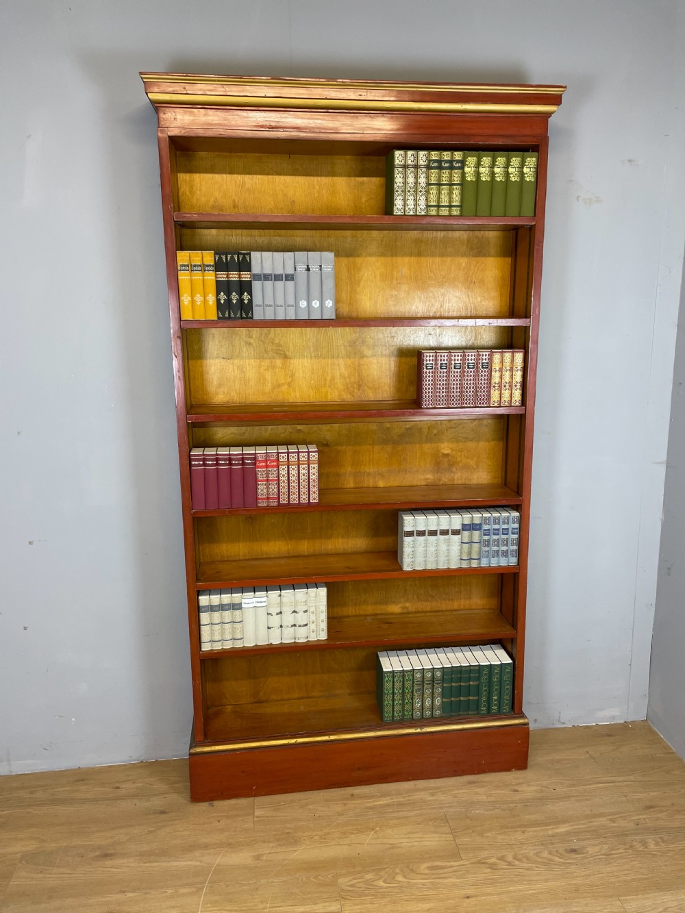Large freestanding pine and gilt adjustable bookcase