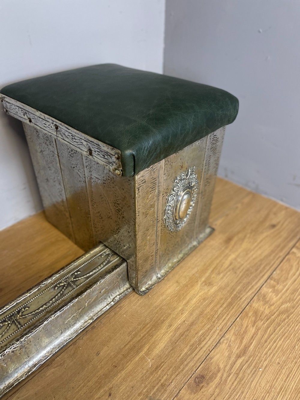 Early twentieth century adjustable club fender View V