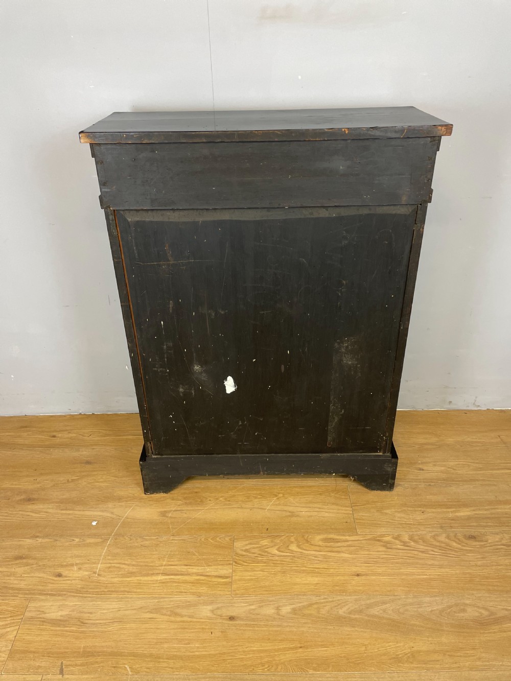 An ebonised nineteenth-century single-door display cabinet featuring brass and red tortoiseshell Boulle marquetry inlay around a glazed door and side panels. View IX