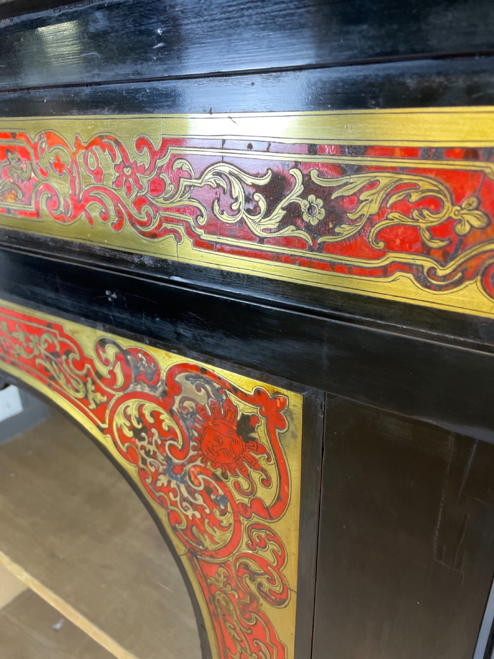 An ebonised nineteenth-century single-door display cabinet featuring brass and red tortoiseshell Boulle marquetry inlay around a glazed door and side panels. View XII