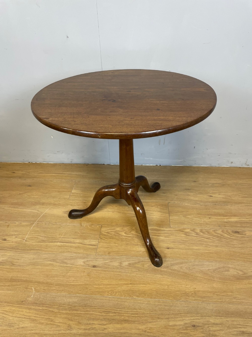Georgian mahogany tripod table with bird cage movement 