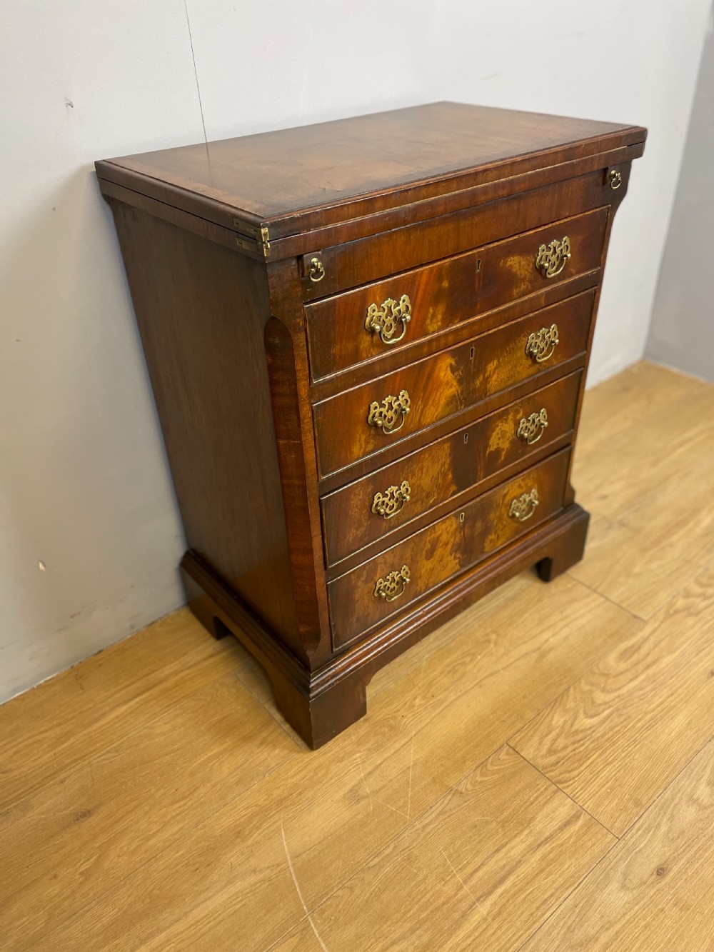 Small Flame mahogany bachelor chest of drawers circa 1920