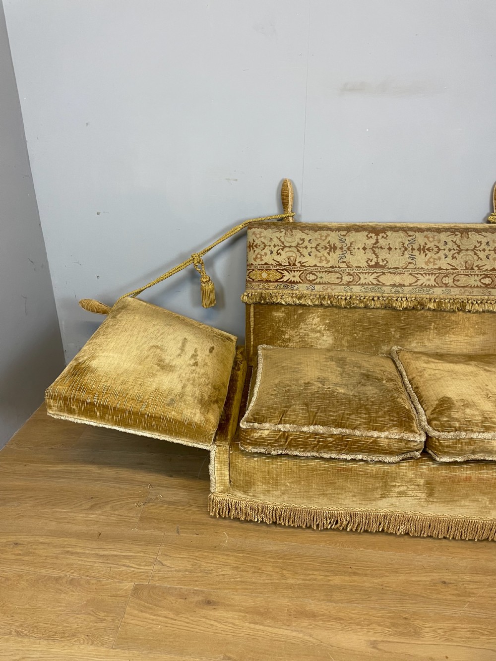 Country House Knole sofa circa 1900 View XII