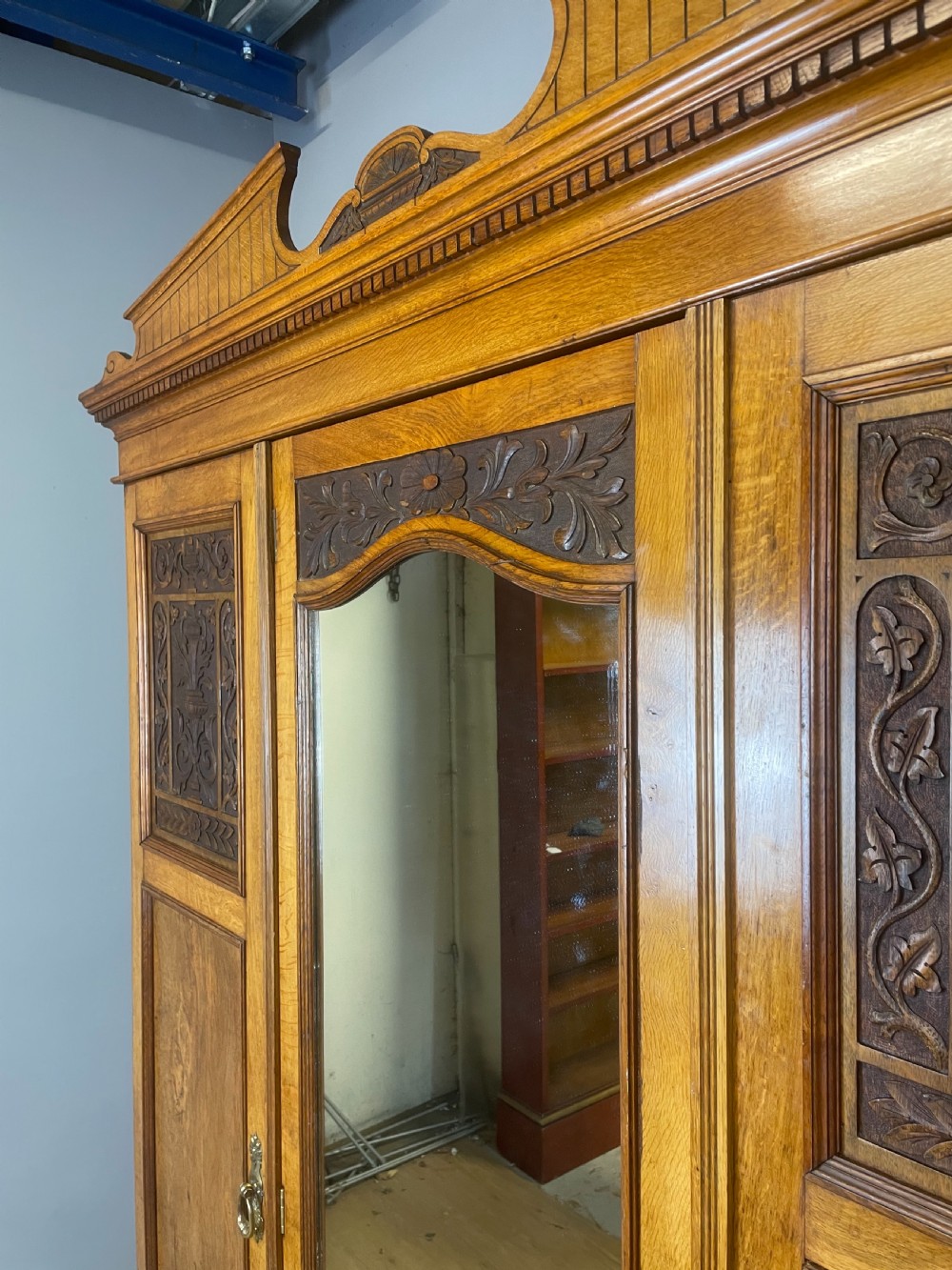 Arts and crafts golden oak triple wardrobe  View VII
