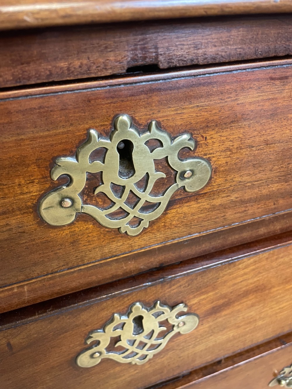 Small mahogany Georgian chest of drawers  View V