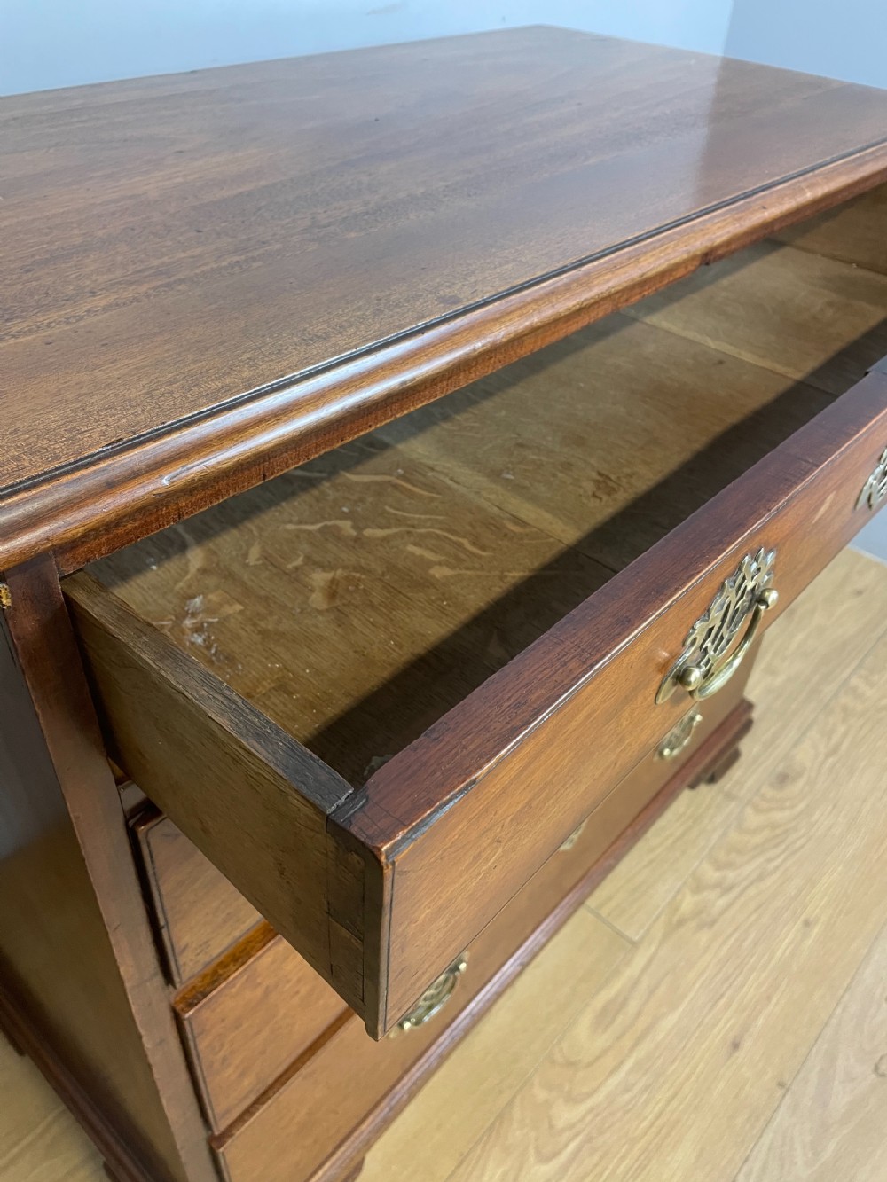 Small mahogany Georgian chest of drawers  View VI